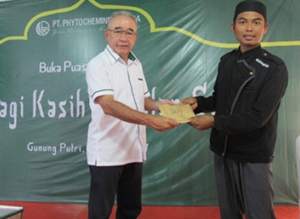Makan Malam PT. Phytochemindo Reksa bersama Anak Yatim 2015